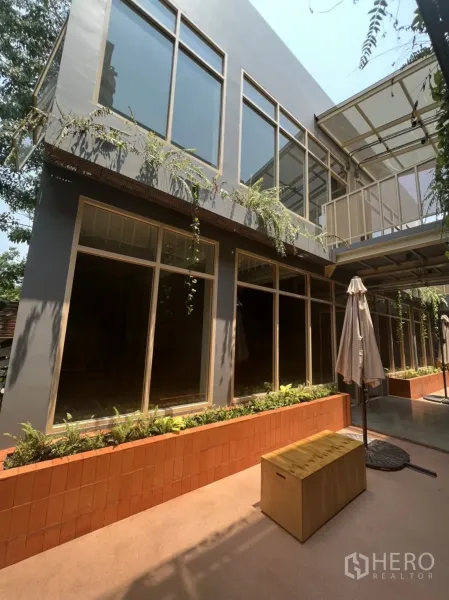 零售空间 出租在Watthana, Bangkok - 当代立面，大窗与阳台，沿步道设置长条花槽