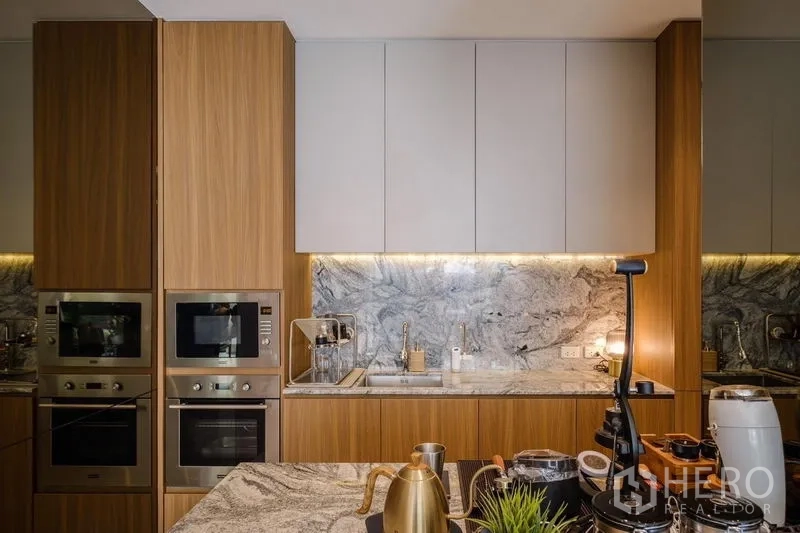 Detached House for rent in Phasi Charoen, Bangkok - Built-in oven wall and marble backsplash in contemporary pantry kitchen.