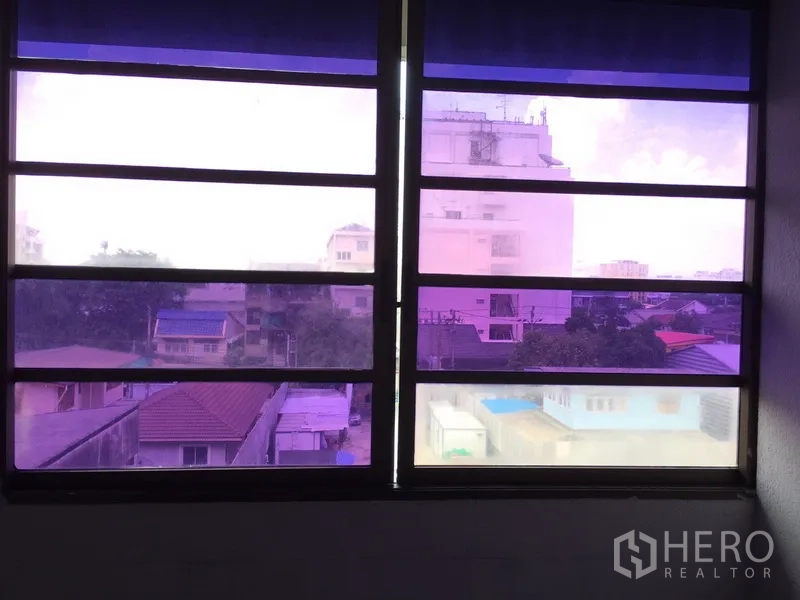 สำนักงาน for ในHuai Khwang, Bangkok - วิวชุมชนเมืองผ่านบานหน้าต่างกระจกฟิล์มม่วง