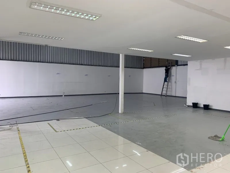 货栈 出租在Suan Luang, Bangkok - 开阔存储区，平整混凝土地面与稀疏立柱