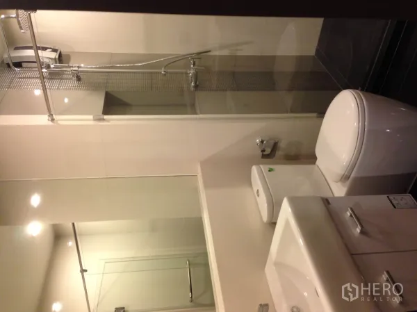 公寓 出租在Sathon, Bangkok - 现代浴室，玻璃淋浴间、洗手台与马桶。