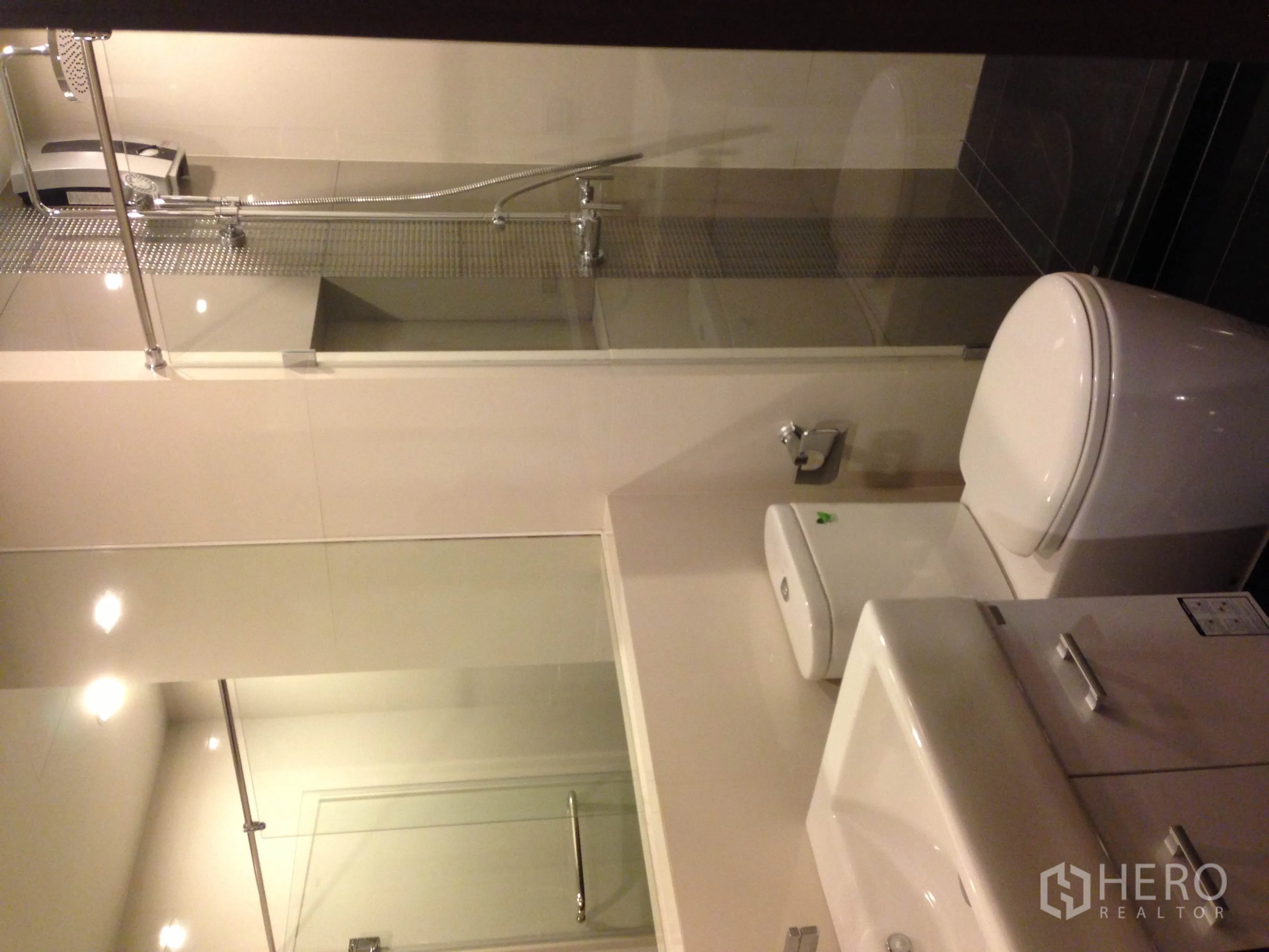 公寓 出租在Sathon, Bangkok - 现代浴室，玻璃淋浴间、洗手台与马桶。