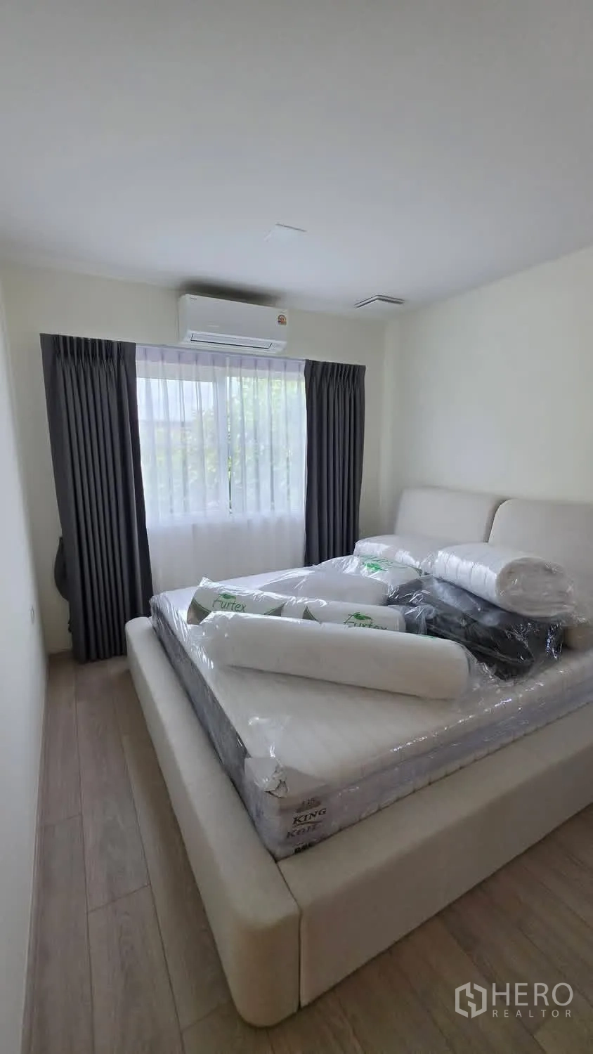 Detached House for rent in Bang Phli, Samut Prakan - Bedroom with king bed, large window, curtains, and air conditioner.