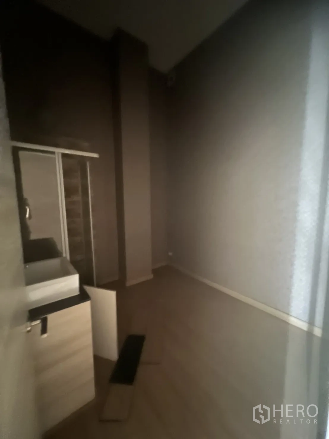 零售空间 出租在Watthana, Bangkok - 带洗手台的私密房间，木纹地面，适合服务型业态。