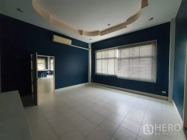 คลังสินค้า ขายในKhlong Toei, Bangkok - ห้องออฟฟิศภายในโกดัง ผนังสีน้ำเงิน หน้าต่างบานใหญ่พร้อมมู่ลี่ และพื้นกระเบื้องสีขาว