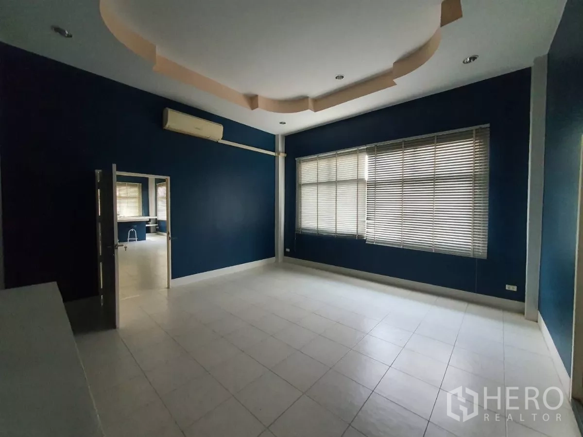 คลังสินค้า ขายในKhlong Toei, Bangkok - ห้องออฟฟิศภายในโกดัง ผนังสีน้ำเงิน หน้าต่างบานใหญ่พร้อมมู่ลี่ และพื้นกระเบื้องสีขาว