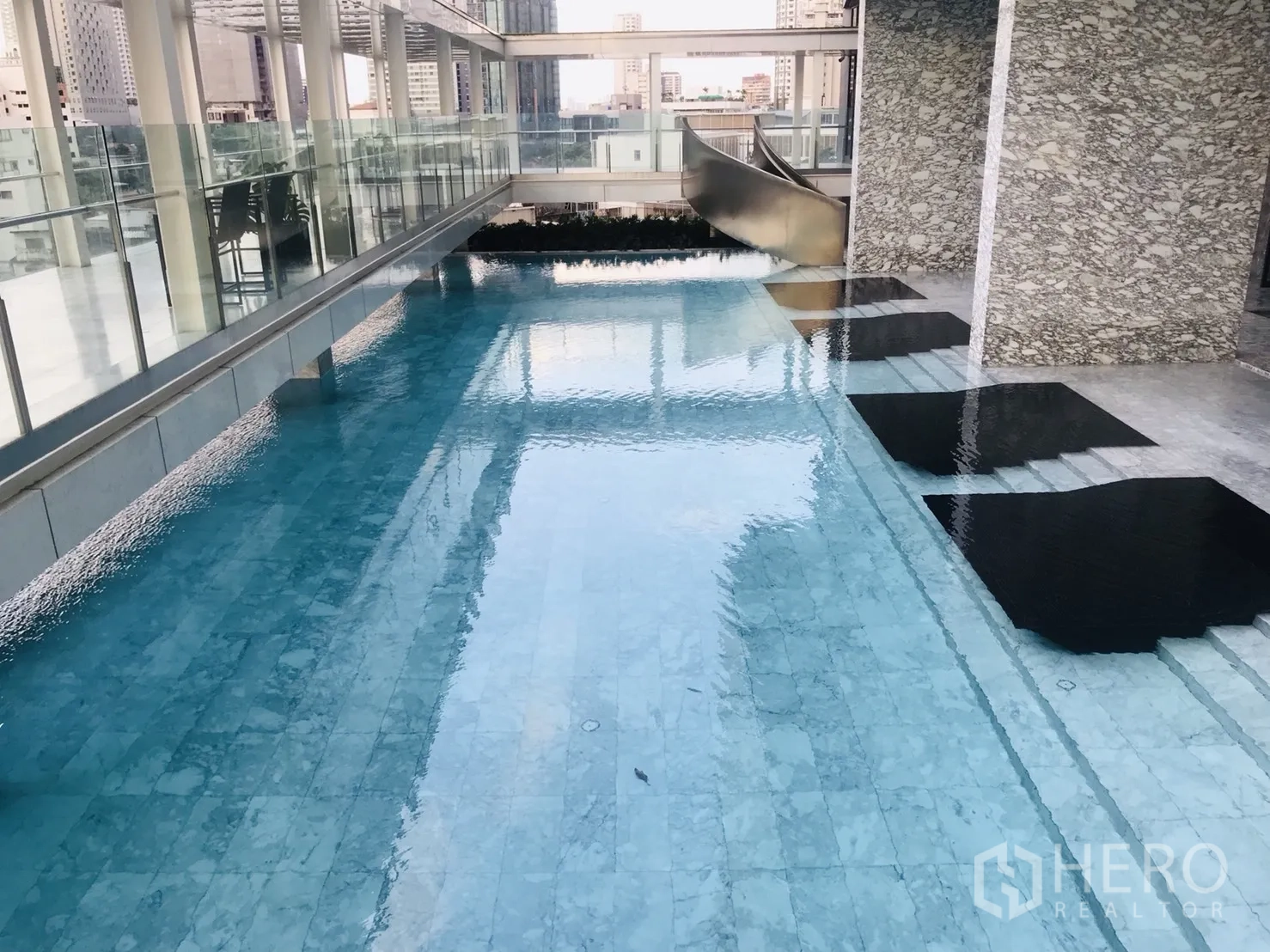 公寓 出租或出售在Khlong Toei, Bangkok - 高架景观泳池，设池畔平台与城市景观