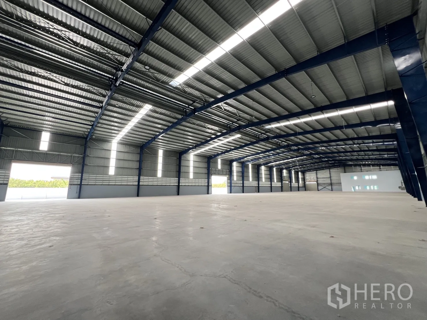 คลังสินค้า ให้เช่าในMueang Samut Prakan, Samut Prakan - พื้นโกดังคอนกรีตเรียบกว้าง โครงหลังคาช่วงยาวรับแสงธรรมชาติ