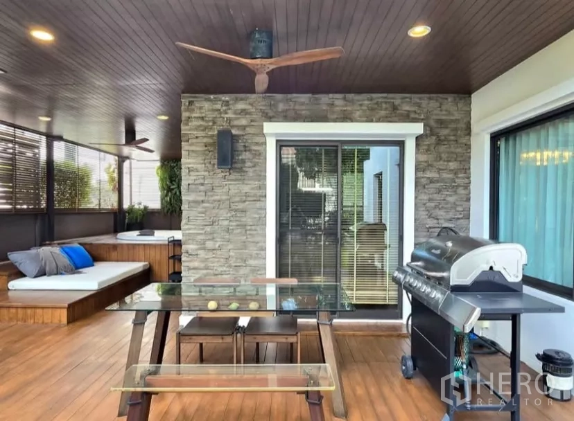 独立式住宅 出租在Bang Phli, Samut Prakan - 有顶露台，石纹墙、吊扇、玻璃餐桌与烧烤炉