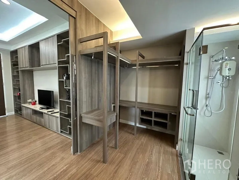 ทาวน์เฮาส์ ให้เช่าในKhlong Toei, Bangkok - วอล์กอินคลอเซ็ตชั้นเปิดโล่งติดกับห้องอาบน้ำกระจก