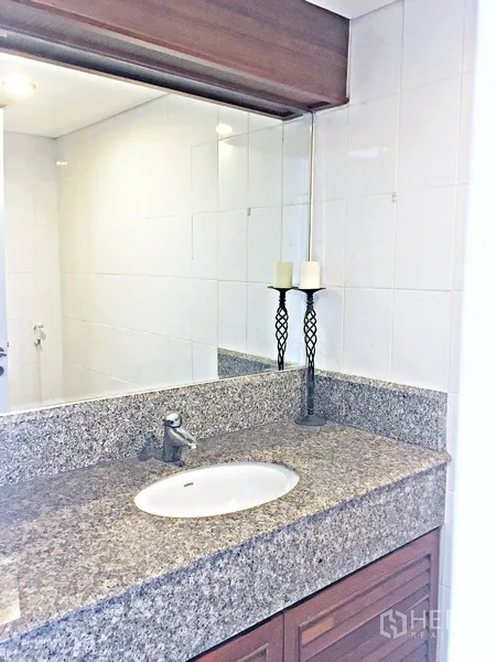 คอนโด ให้เช่าในPathum Wan, Bangkok - เคาน์เตอร์อ่างล้างหน้าหินแกรนิต พร้อมเชิงเทียนตกแต่ง