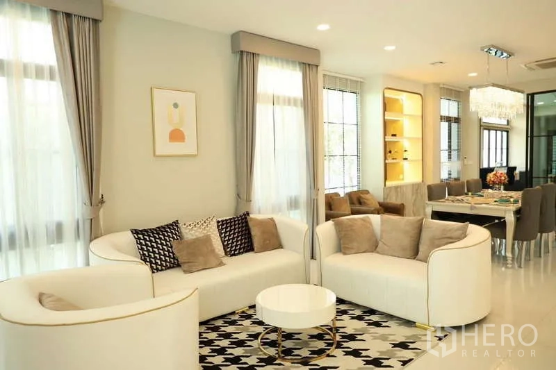 独立式住宅 出租或出售在Saphan Sung, Bangkok - 舒适会客区，白色双沙发与几何地毯