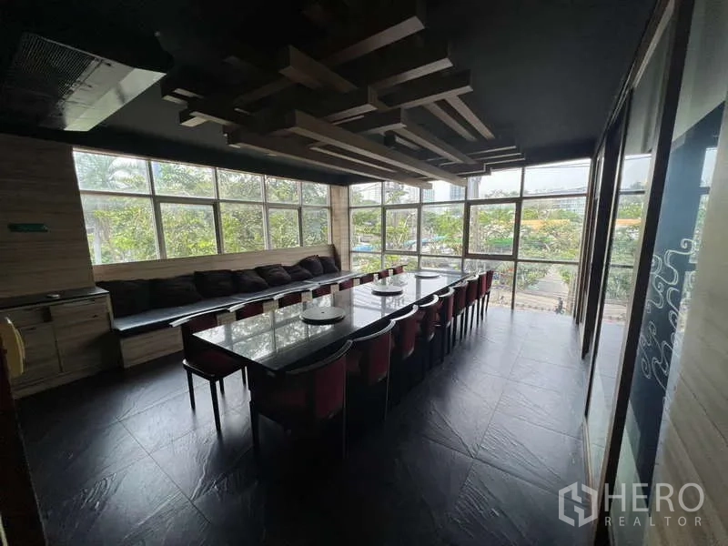 店屋 出租或出售在Khlong Toei, Bangkok - 包间配长桌与红色座椅，窗景环绕