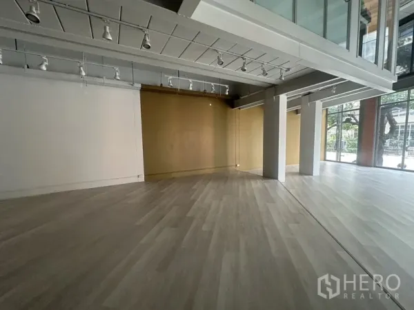 零售空间 出租在Khlong Toei, Bangkok - 宽敞角落空间，立柱与临街整面高窗。