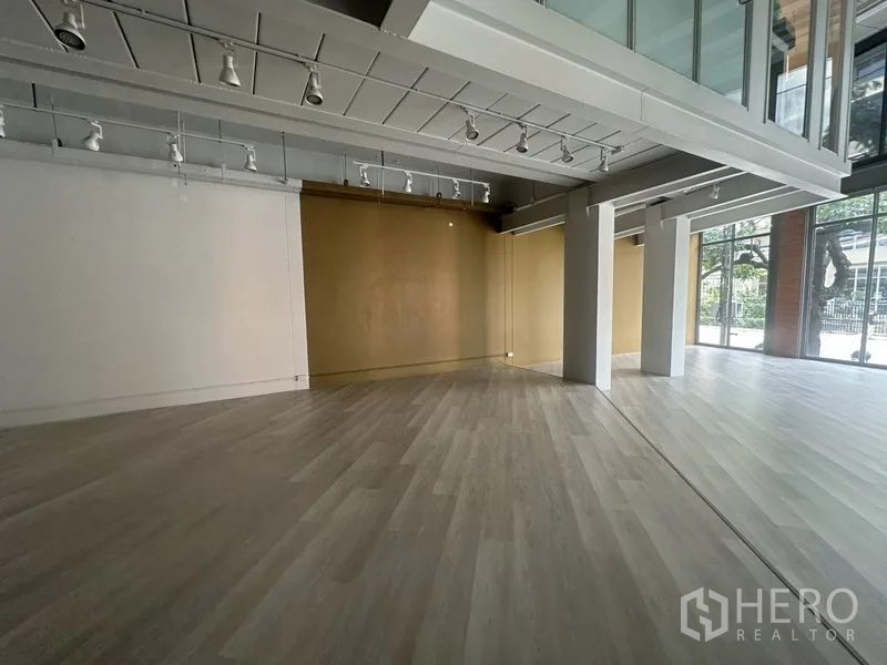 零售空间 出租在Khlong Toei, Bangkok - 宽敞角落空间，立柱与临街整面高窗。