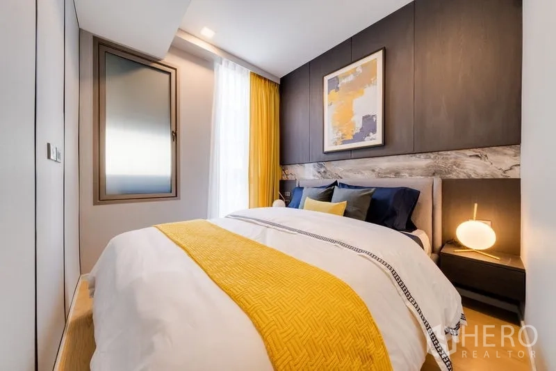 คอนโด ขายในWatthana, Bangkok - ห้องนอนที่สามสไตล์ทันสมัย ผนังตกแต่งเข้ม แต้มสีเหลือง หน้าต่างและโคมไฟหัวเตียง
