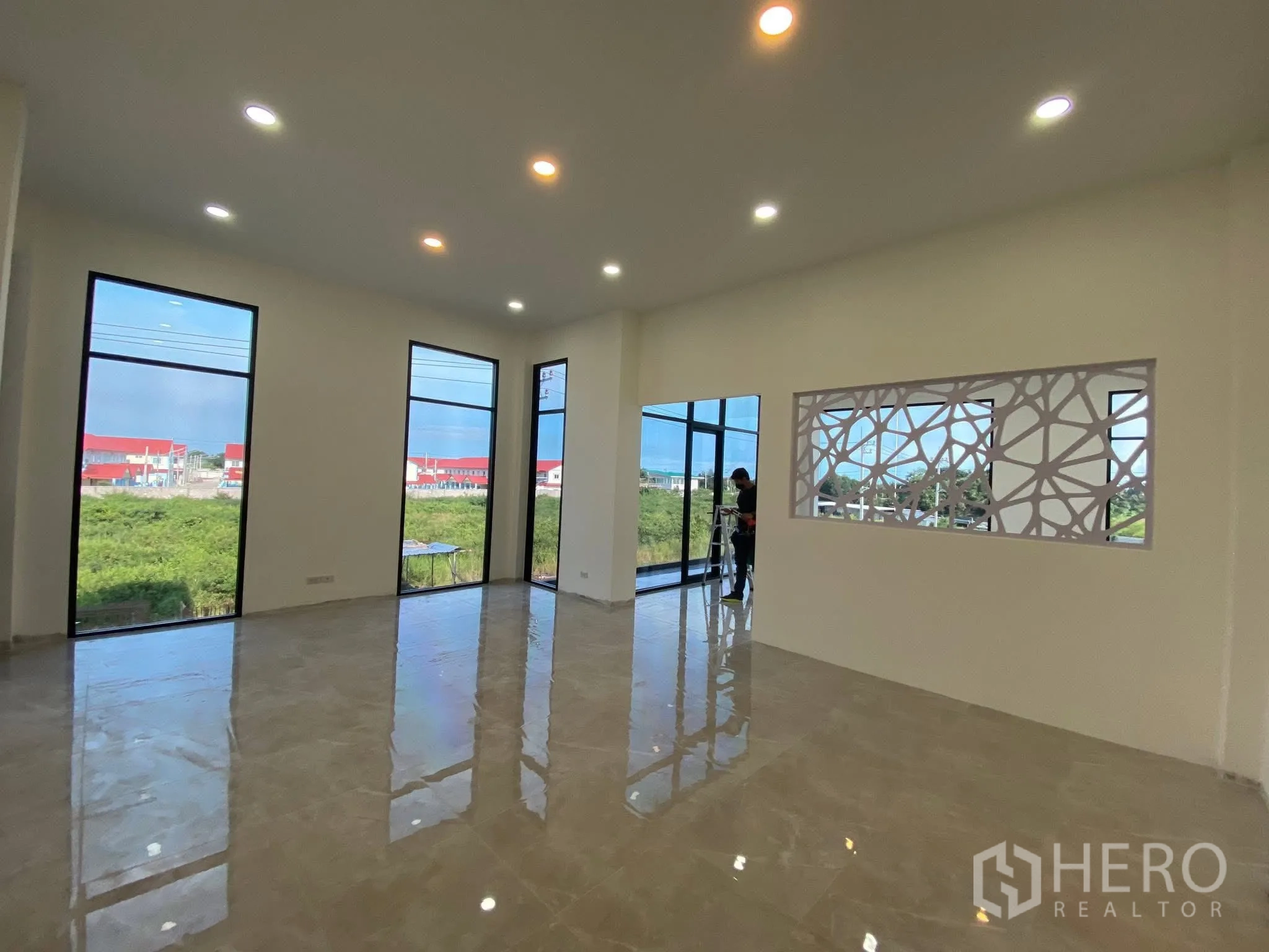 โรงงาน for rent in Krathum Baen, Samut Sakhon - ห้องออฟฟิศมุมกระจกเต็มสูง พร้อมฉากตกแต่งลายเรขาคณิต