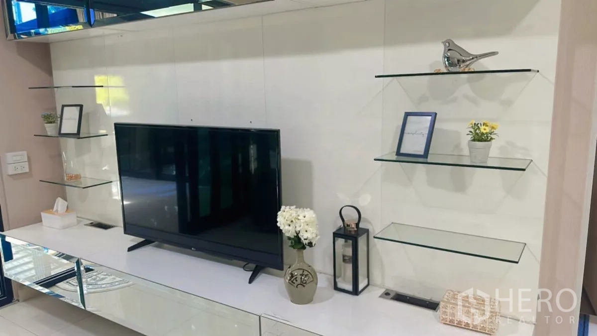 บ้าน ให้เช่าหรือขายในBang Kapi, Bangkok - ชั้นวางทีวีพร้อมชั้นกระจกตกแต่งในโทนมินิมอล