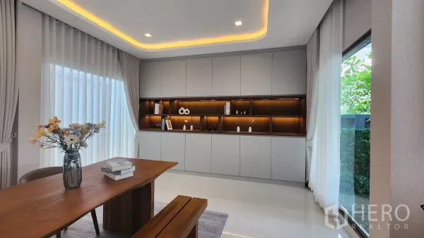 บ้าน ให้เช่าหรือขายในBueng Kum, Bangkok - โซนรับประทานอาหาร โต๊ะไม้แท้พร้อมม้านั่ง ตู้บิลต์อินไฟส่องสว่างและกระจกบานใหญ่