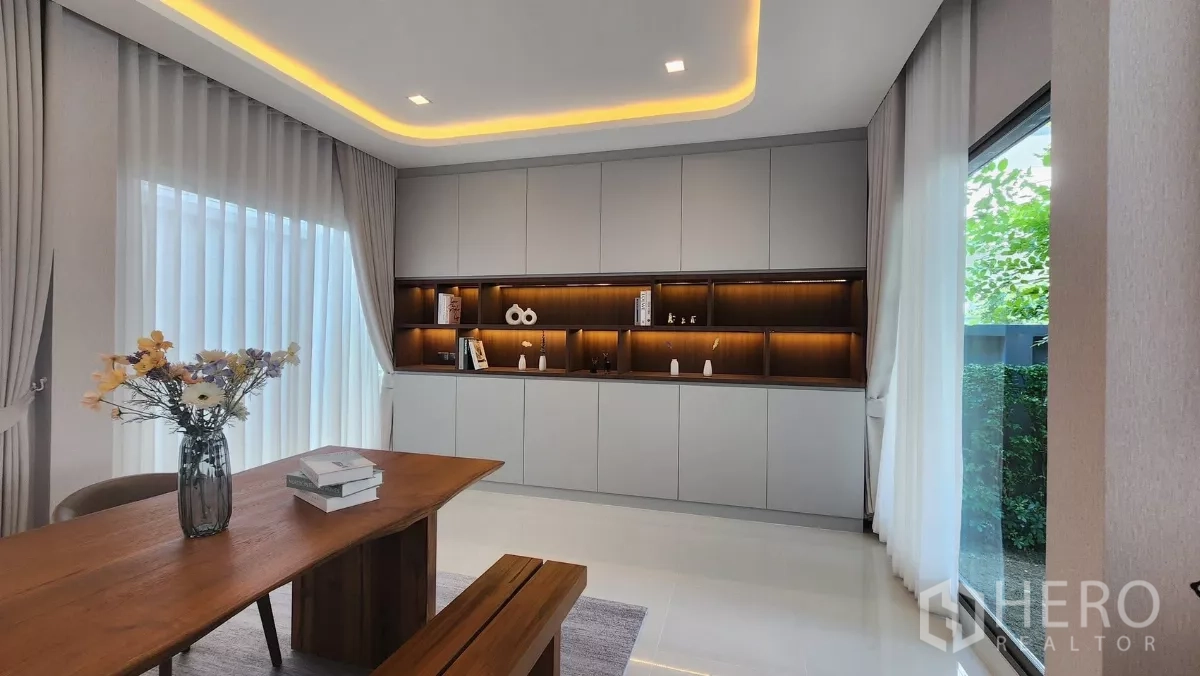 บ้าน ให้เช่าหรือขายในBueng Kum, Bangkok - โซนรับประทานอาหาร โต๊ะไม้แท้พร้อมม้านั่ง ตู้บิลต์อินไฟส่องสว่างและกระจกบานใหญ่