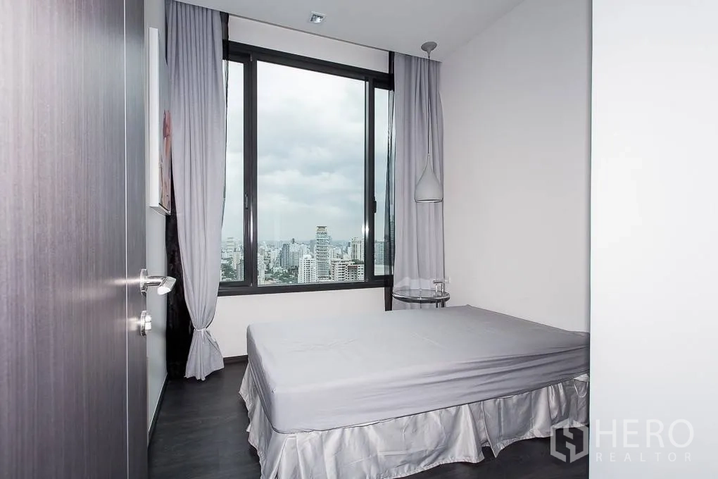 คอนโด ให้เช่าหรือขายในWatthana, Bangkok - ห้องนอนพร้อมหน้าต่างบานใหญ่ มองเห็นสกายไลน์กรุงเทพฯ