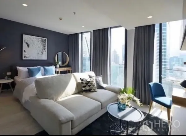 คอนโด ให้เช่าในPathum Wan, Bangkok - อีกมุมของโซนนั่งเล่น-นอนสว่างสบาย มีโซฟา โต๊ะกลาง และวิวเมือง