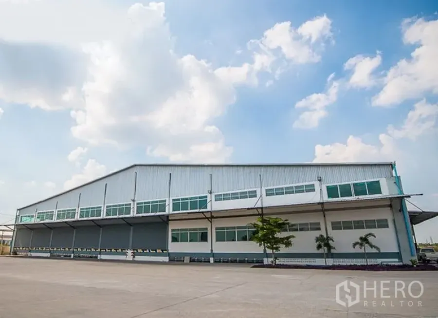 货栈 出租在Phra Nakhon Si Ayutthaya - 带办公区的现代仓库外立面与宽大硬化场地