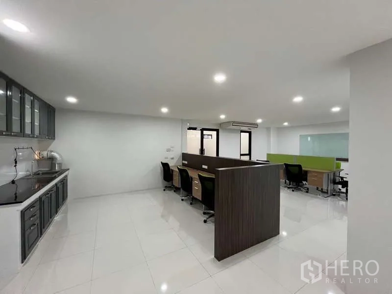Office Space for rent in Prawet, Bangkok - Open-plan office in Prawet with workstations, built-in pantry cabinets and bright downlights.