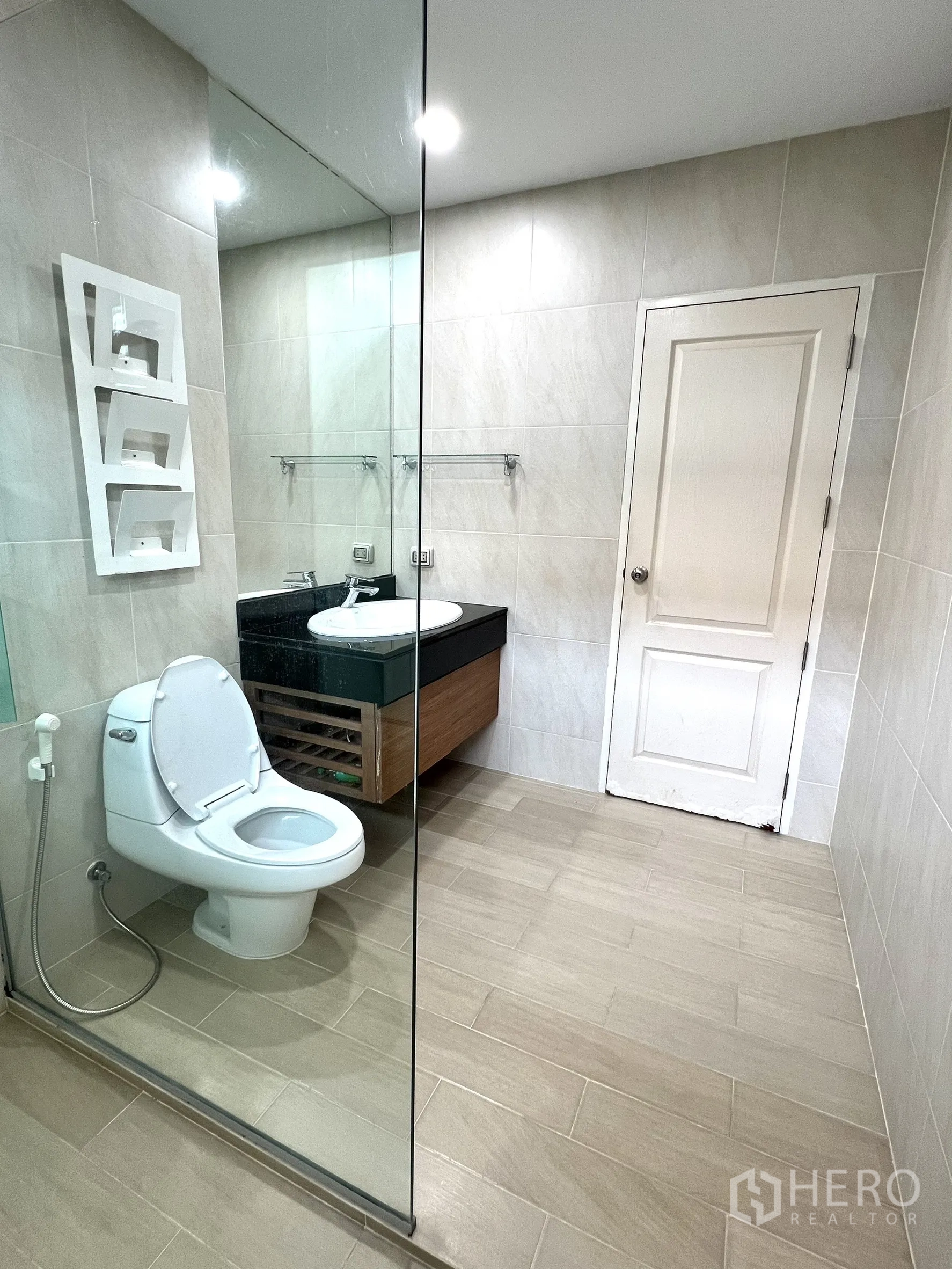 บ้าน ให้เช่าหรือขายในSaphan Sung, Bangkok - ห้องน้ำสมัยใหม่ กั้นกระจก ฝักบัว โต๊ะอ่างล้างหน้า และโถสุขภัณฑ์