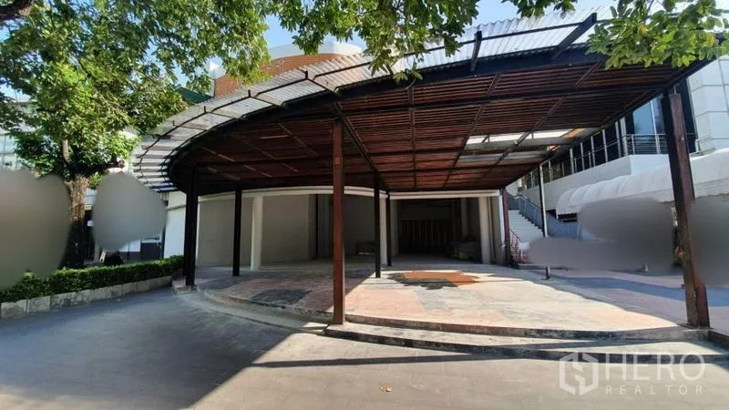 พื้นที่ขายปลีก ให้เช่าในKhlong Toei, Bangkok - ทางเข้าโล่งกว้างพร้อมกันสาดบังแดด ลานด้านหน้า และอาคารพาณิชย์ข้างเคียง