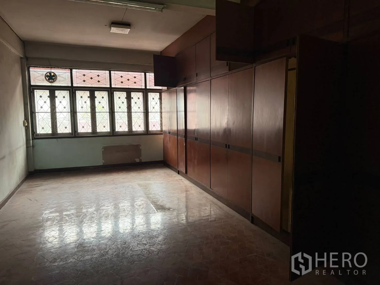 店屋 for rent in Khlong Toei, Bangkok - 楼上房间配长排木质内置柜与临街窗户。