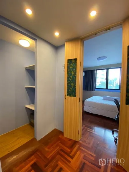 คอนโด ให้เช่าในWatthana, Bangkok - พื้นที่เก็บของแบบวอล์กอิน มีชั้นวาง และประตูบานเลื่อนสู่ห้องนอน