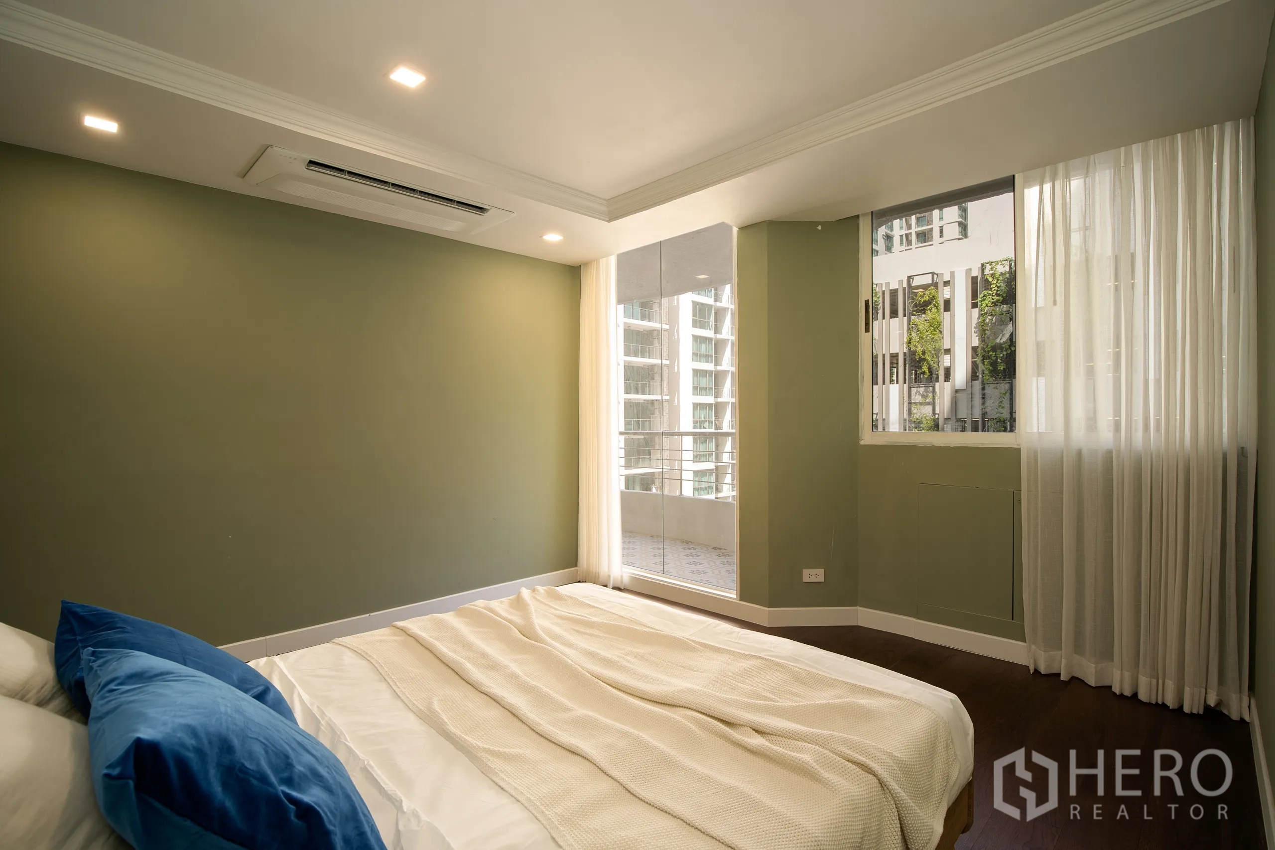 คอนโด ขายในWatthana, Bangkok - ห้องนอนแขกผนังสีเขียว พร้อมหน้าต่างบานใหญ่และทางออกสู่ระเบียง