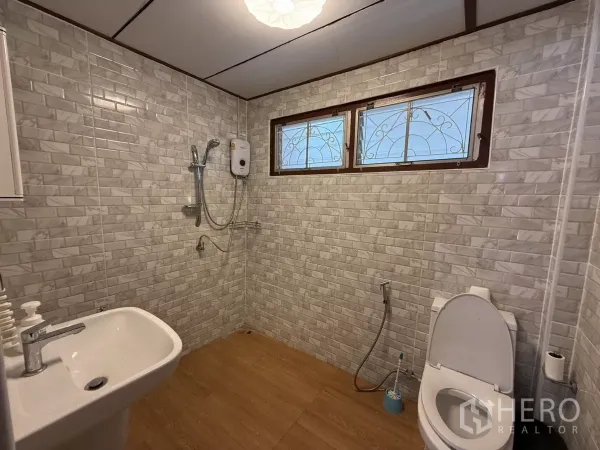 บ้าน ให้เช่าในPhra Khanong, Bangkok - ห้องน้ำปูกระเบื้อง พร้อมฝักบัว เครื่องทำน้ำอุ่น อ่างล้างหน้า และโถสุขภัณฑ์.