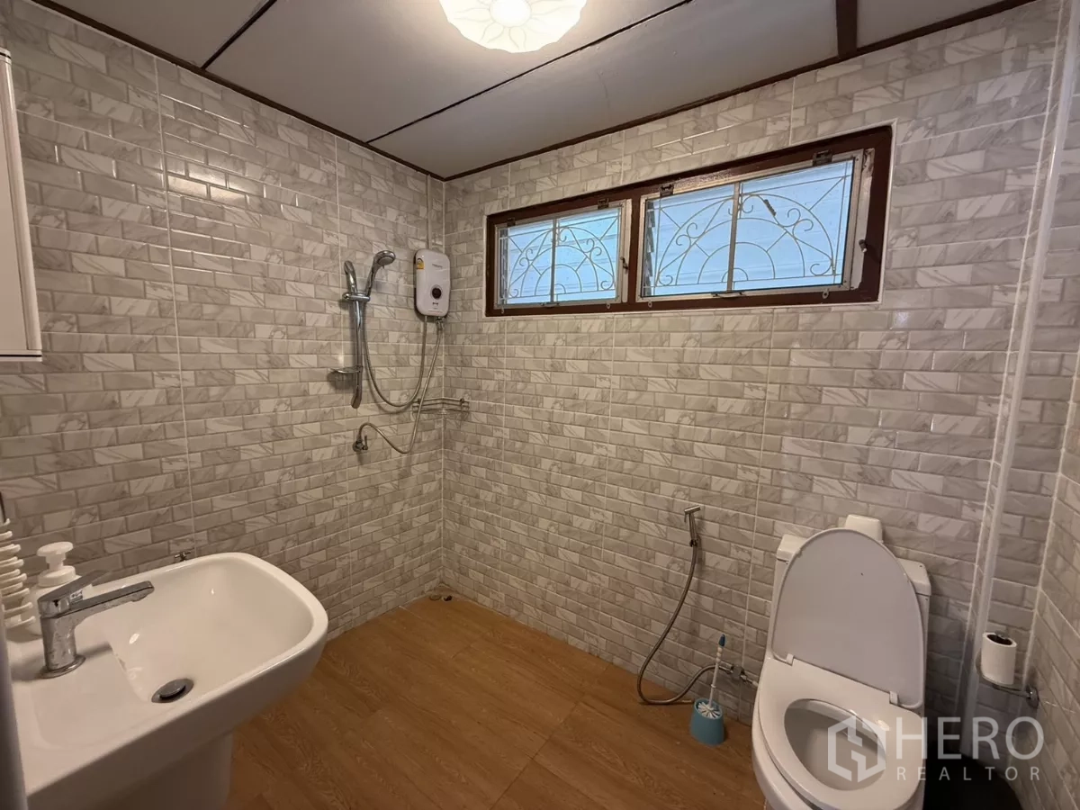 บ้าน ให้เช่าในPhra Khanong, Bangkok - ห้องน้ำปูกระเบื้อง พร้อมฝักบัว เครื่องทำน้ำอุ่น อ่างล้างหน้า และโถสุขภัณฑ์.