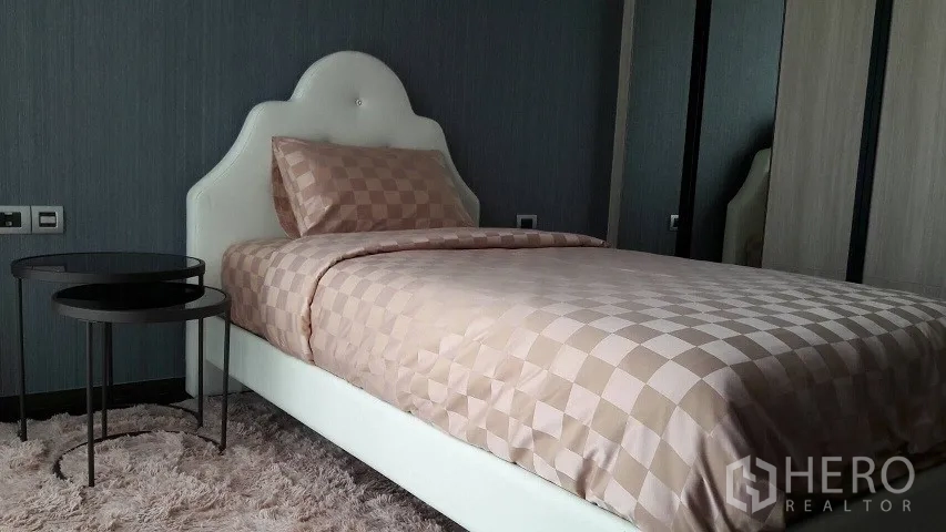 คอนโด ให้เช่าหรือขายในWatthana, Bangkok - ห้องนอนที่สอง เตียงเดี่ยว ชุดเครื่องนอนลายตาราง พรมฟู และตู้เสื้อผ้า