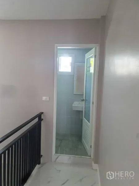 สำนักงานที่บ้าน ให้เช่าในSuan Luang, Bangkok - ทางเดินไปห้องน้ำผนังกระเบื้อง ประตูสีขาวและช่องแสง