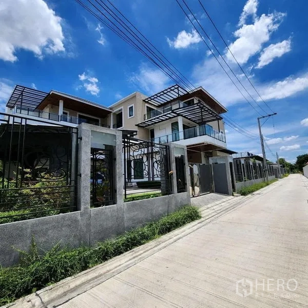 บ้าน ขายในPhra Khanong, Bangkok - บ้านเดี่ยวโมเดิร์น 3 ชั้น ระเบียงกระจกและรั้วคอนกรีต บรรยากาศถนนเงียบสงบย่านพระโขนง