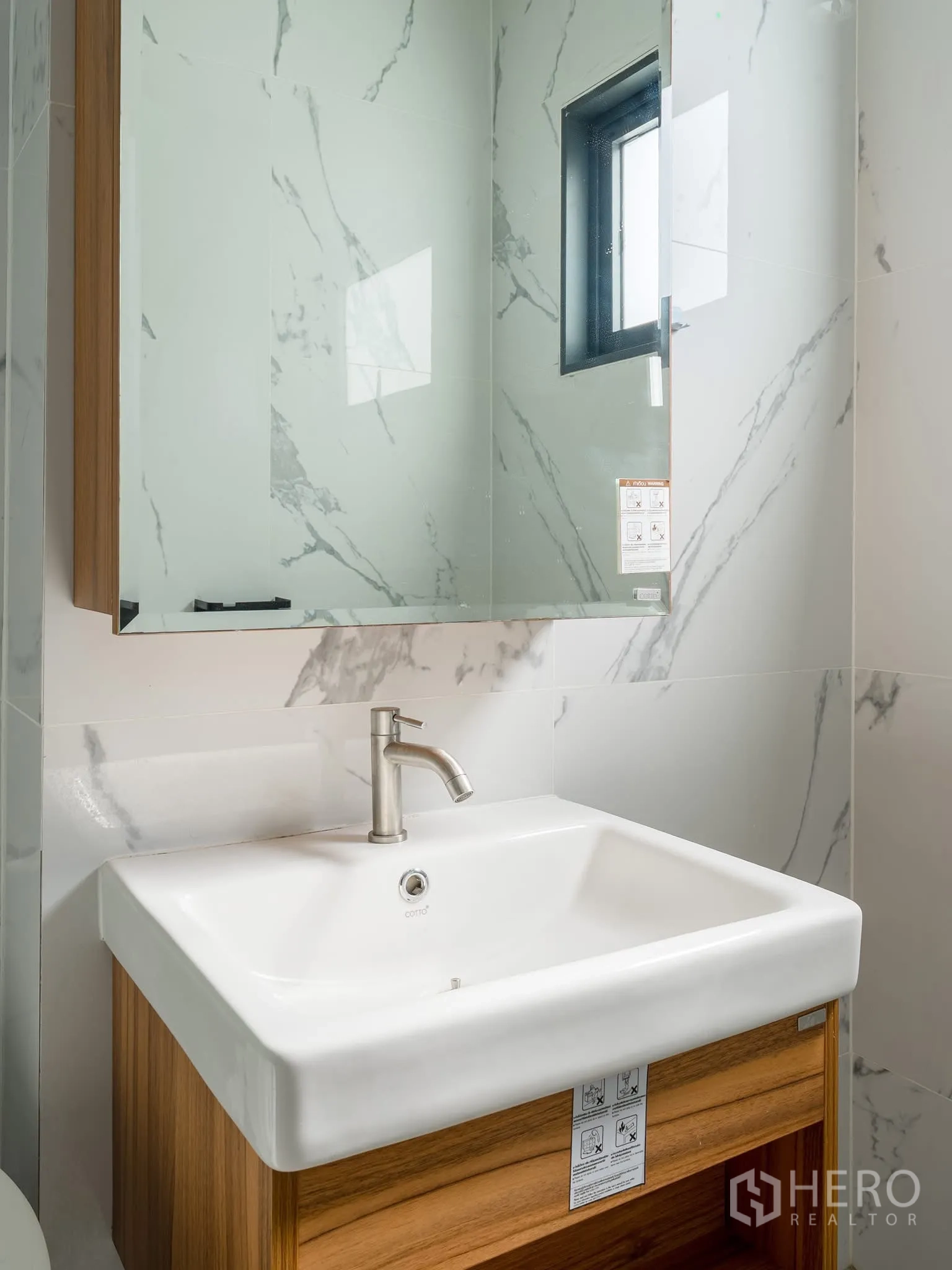 家庭办公室 for rent in Khlong Toei, Bangkok - 特写：洗手盆与木框镜柜的细节。