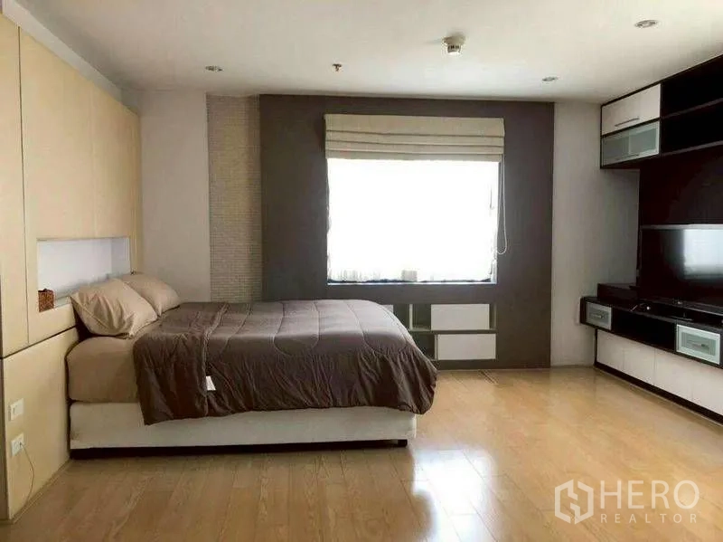 公寓 for rent or sale in Watthana, Bangkok - 卧室一角，窗户、电视墙与素雅配色。
