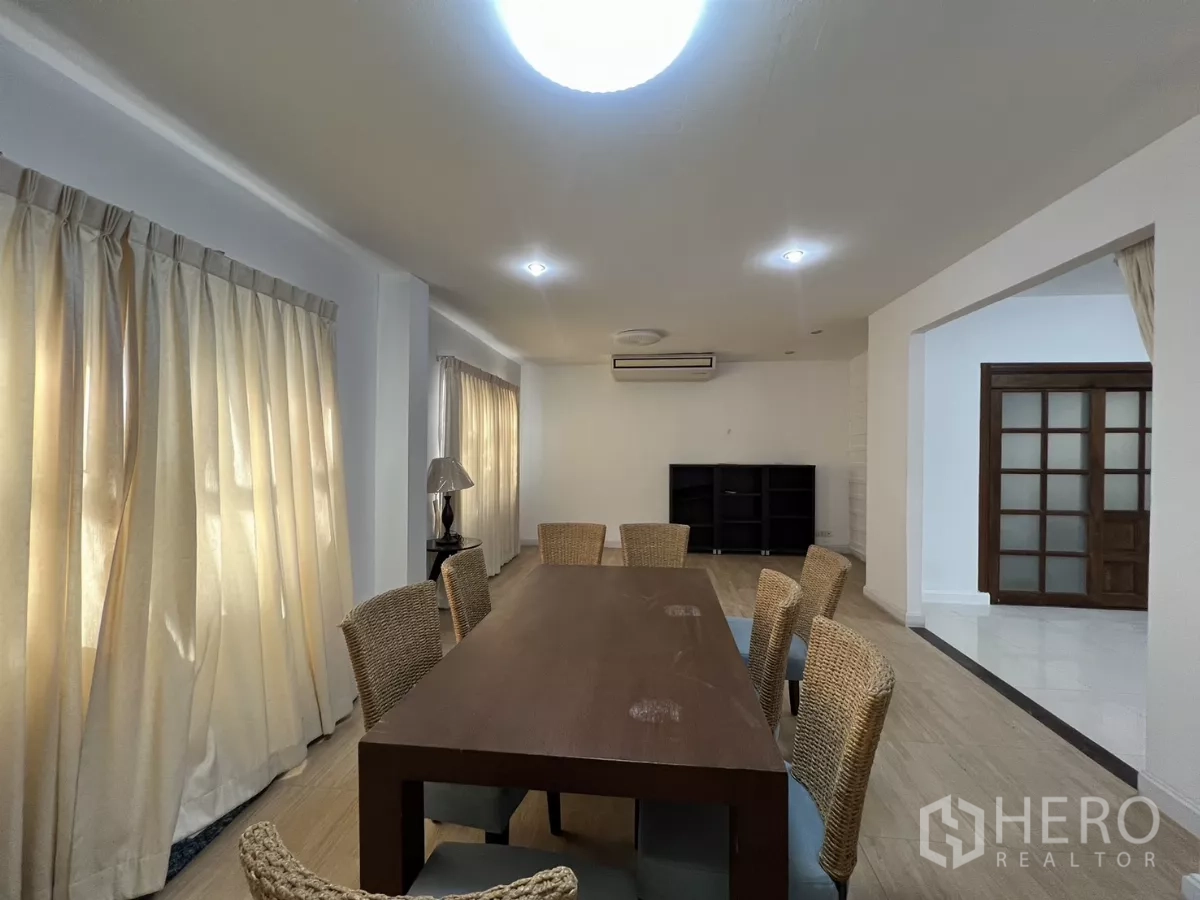 Detached House for rent in Bang Kapi, Bangkok - Dining area with air-conditioner, side cabinets and soft natural light.