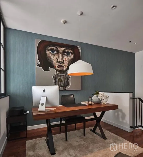 คอนโด ให้เช่าหรือขายในSathon, Bangkok - มุมโฮมออฟฟิศชั้นลอย โต๊ะไม้ โคมแขวน และผนังกระจกมองลงสู่โถง