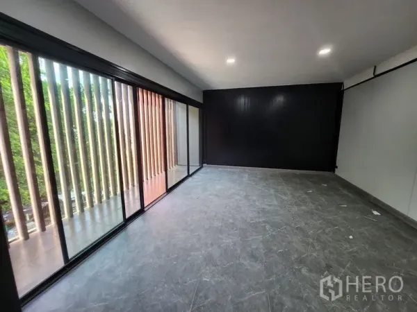 คลังสินค้า ให้เช่าในLam Luk Ka, Pathum Thani - ห้องออฟฟิศสว่าง ผนังกระจกเต็มบานและผนังสีดำ