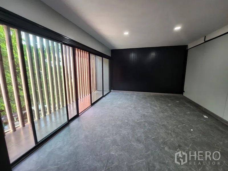 คลังสินค้า ให้เช่าในLam Luk Ka, Pathum Thani - ห้องออฟฟิศสว่าง ผนังกระจกเต็มบานและผนังสีดำ