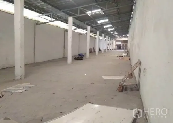 工厂 出租在Bang Phli, Samut Prakan - 纵深仓库通道，立柱与金属屋面天窗。