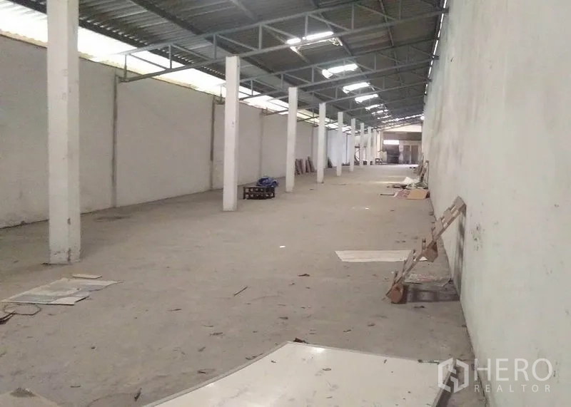 工厂 出租在Bang Phli, Samut Prakan - 纵深仓库通道，立柱与金属屋面天窗。