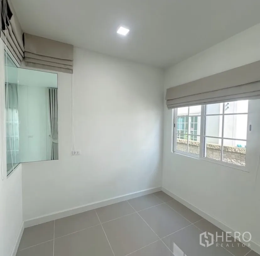 บ้าน ให้เช่าในMueang Samut Prakan, Samut Prakan - ห้องทำงานหรือห้องแม่บ้านขนาดกะทัดรัด พื้นกระเบื้องและหน้าต่างสองบาน