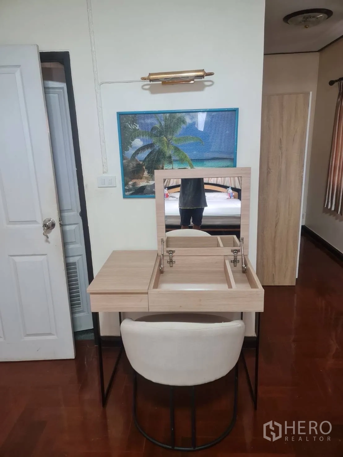 บ้าน ให้เช่าในMin Buri, Bangkok - มุมโต๊ะเครื่องแป้งพร้อมกระจกพับได้และเก้าอี้ ตกแต่งภาพแขวนผนัง