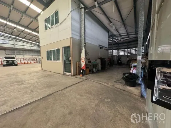 คลังสินค้า ให้เช่าในWatthana, Bangkok - ทางเข้าโกดัง พื้นคอนกรีต โครงเหล็ก พร้อมออฟฟิศชั้นลอย 2 ชั้น