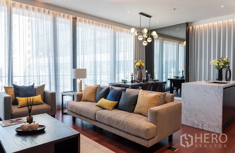 คอนโด ขายในWatthana, Bangkok - แปลนเปิดโล่ง ห้องนั่งเล่น–รับประทานอาหาร พร้อมเกาะครัวหินอ่อน